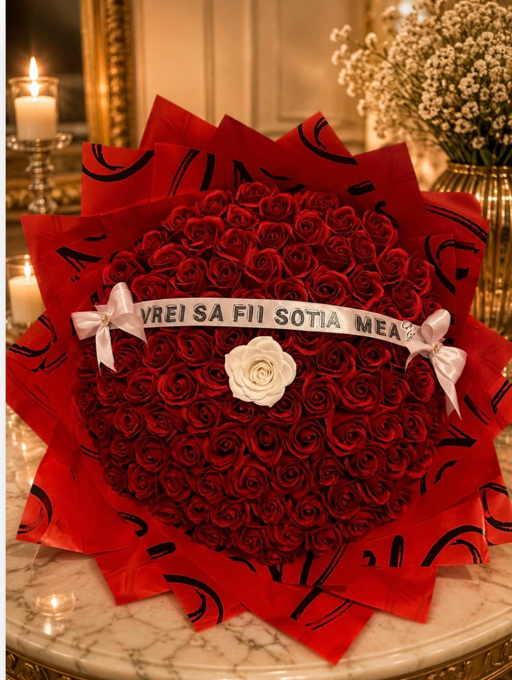Buchet elegant din 101 trandafiri din satin