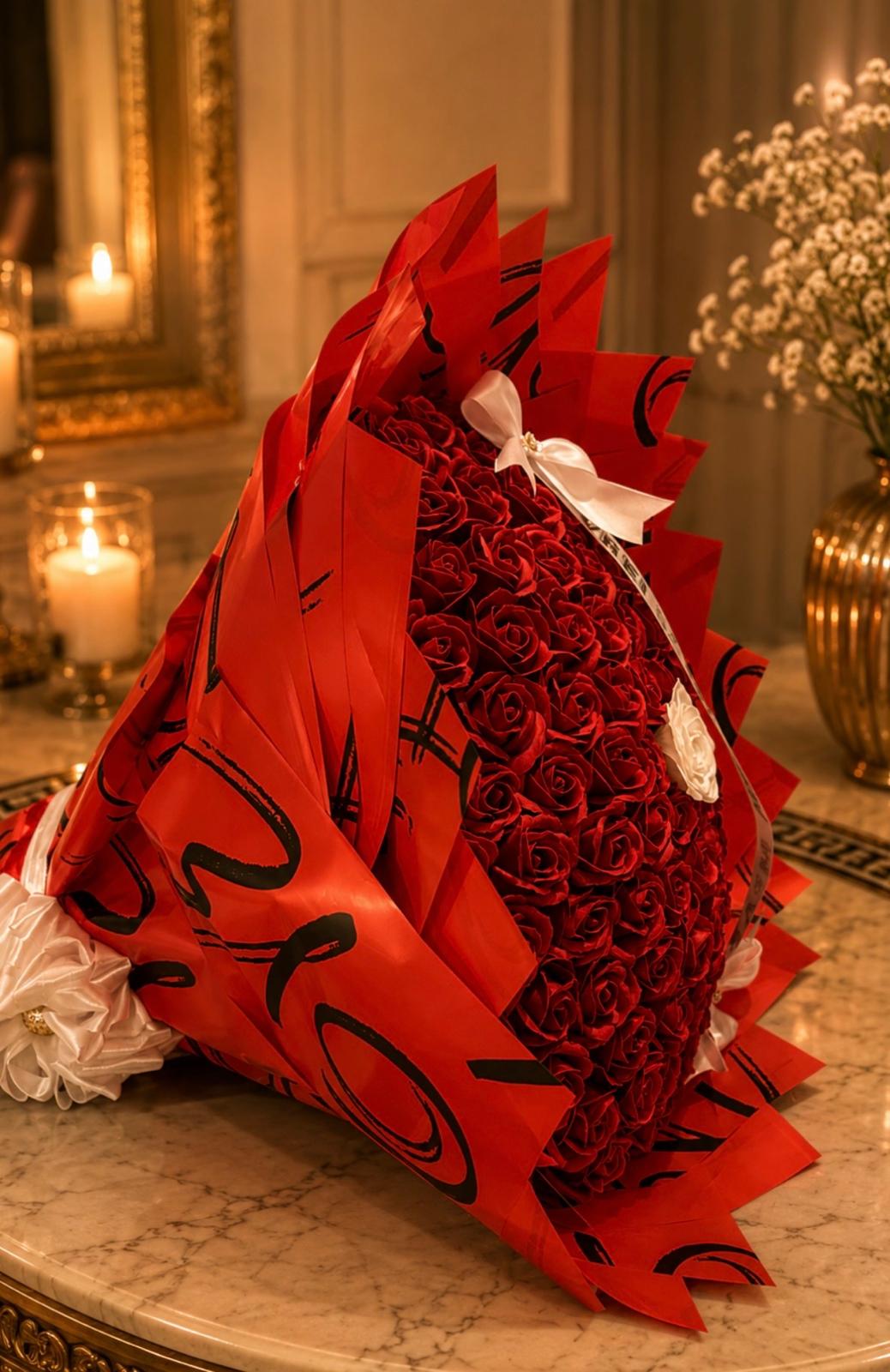 Buchet elegant din 101 trandafiri din satin